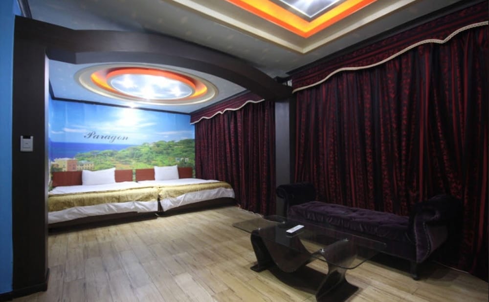 Paragon Motel 17/19