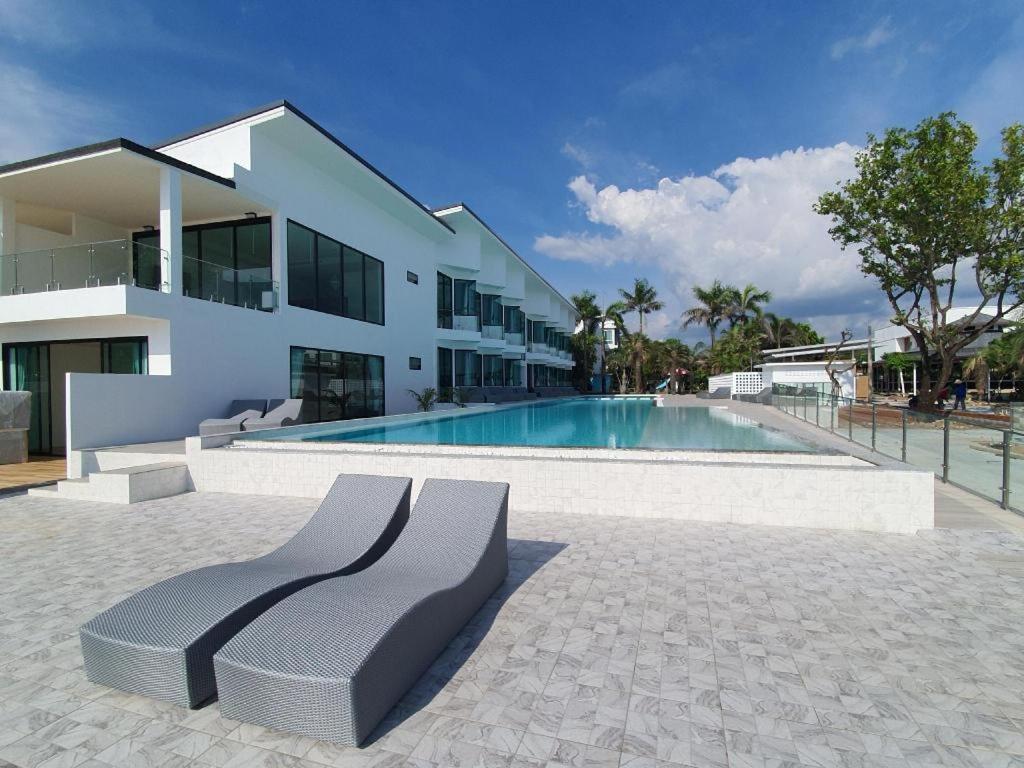 Rattana Pura Beach Resort 50/54