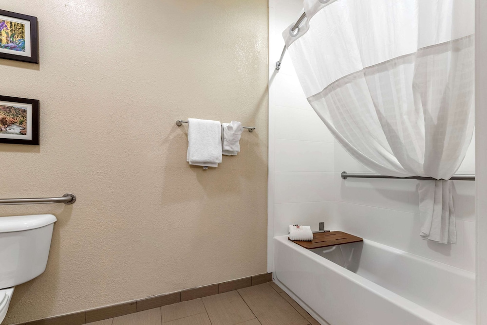 Comfort Inn Suites Pueblo 8/24