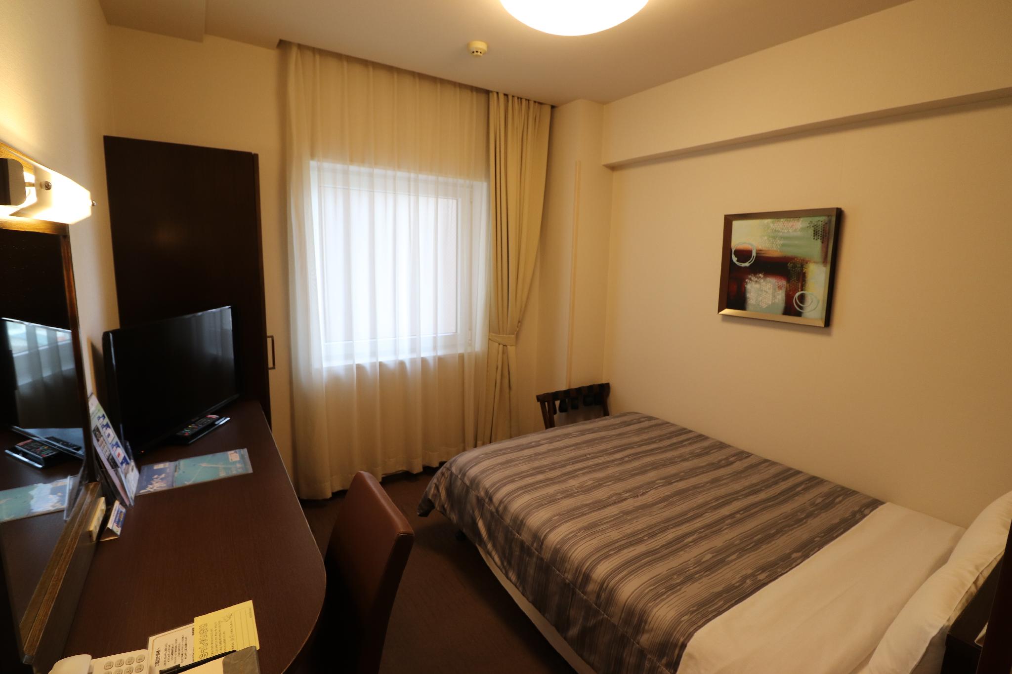 غرفة بسرير نصف مزدوج للمدخنين، Hotel Route Inn Chitose Ekimae 3/3