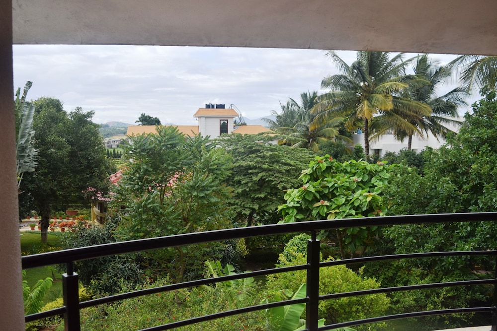 Clarks Exotica Convention Resort Spa 34/70