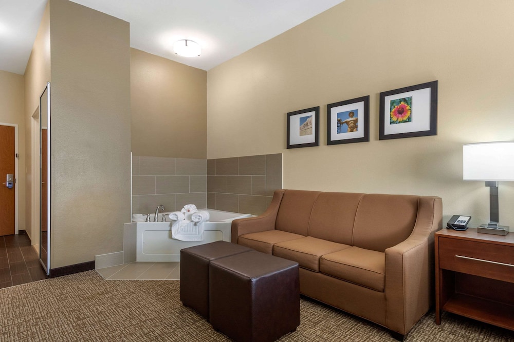 Comfort Inn & Suites Glenpool 22/32