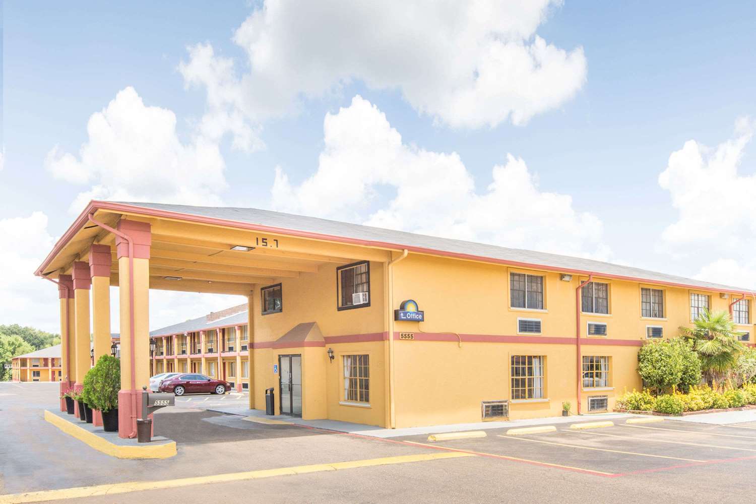 Days Inn & Suites by Wyndham Marshall 1/6