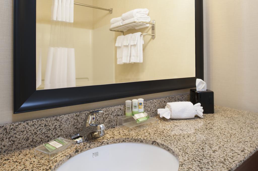 Country Inn & Suites by Radisson Holland, MI 42/42