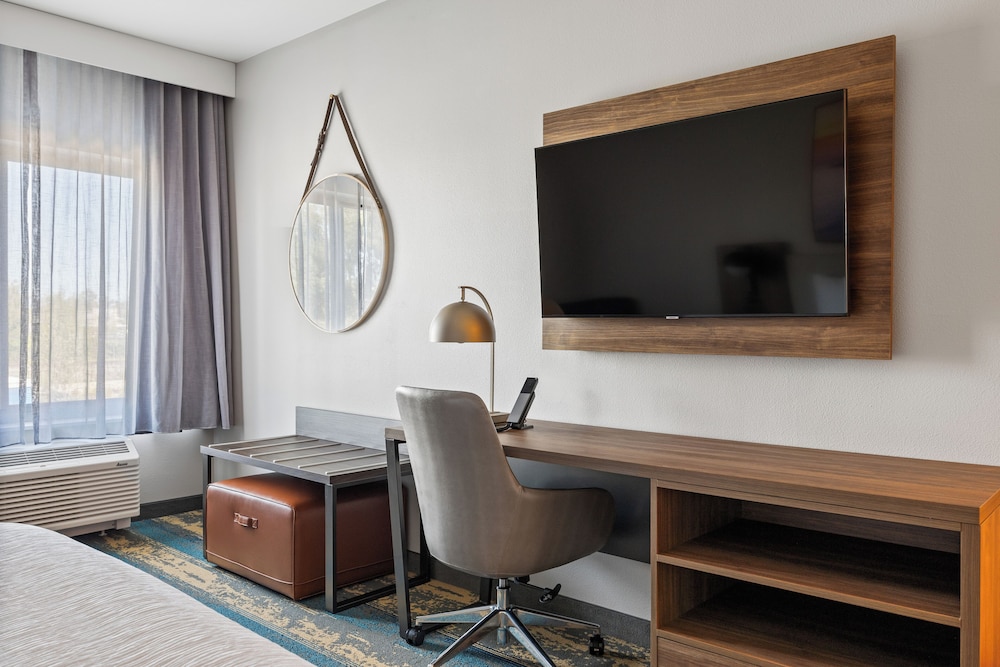 La Quinta Inn and Suites by Wyndham La Habra 49/60
