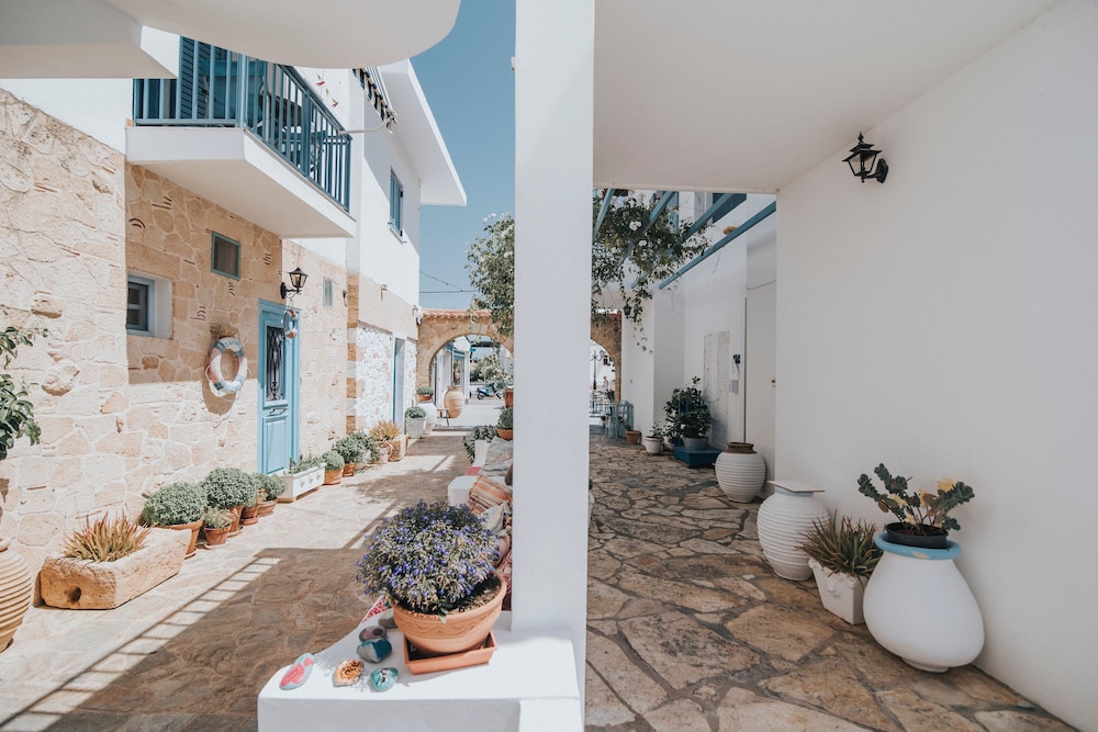Saronis Hotel 50/50