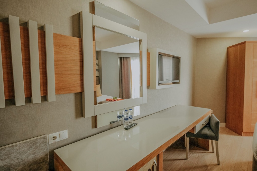 Saturn Palace Resort 50/50