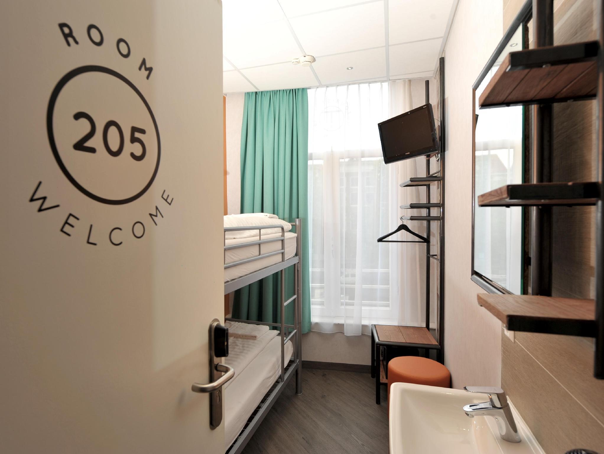 Basic, Twin Beds, Shared Bathroom