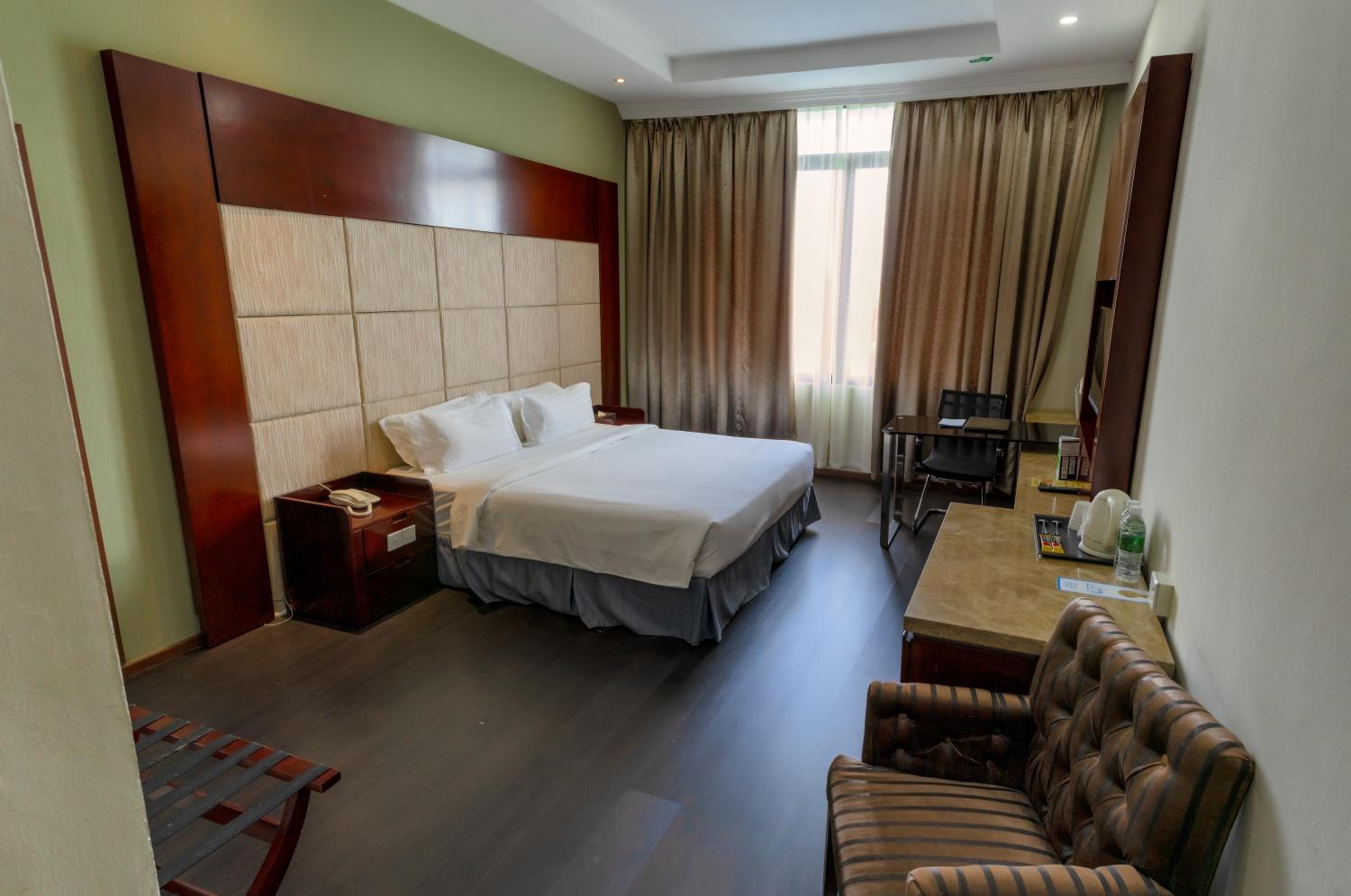 Executive, Suite