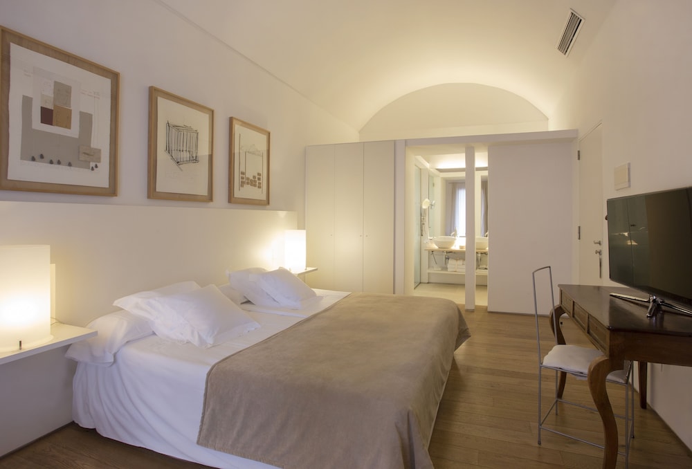 DELUXE, DOUBLE BED