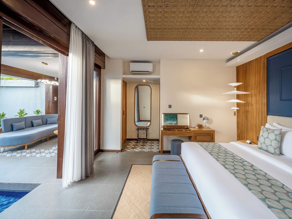 THE SAND Suites & Villas 12/50