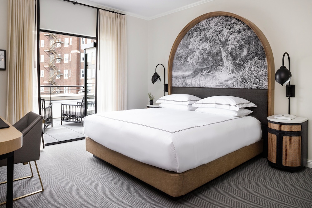 Premium, King Bed, Resident View, Balcony