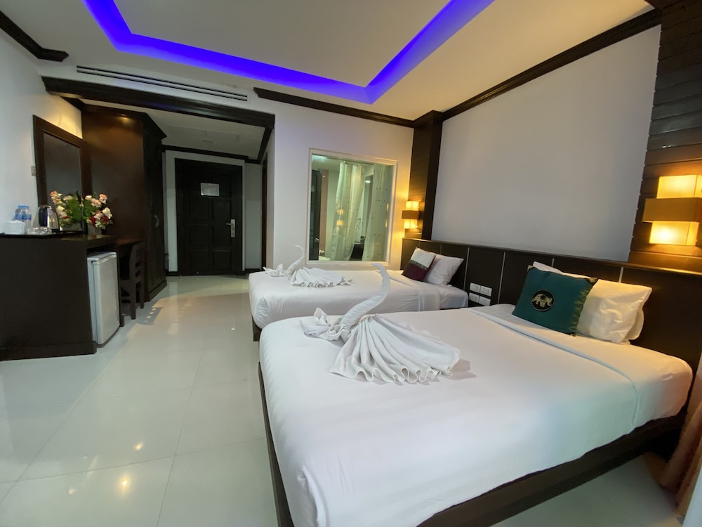 DELUXE, TWIN BEDS, CITY VIEW
