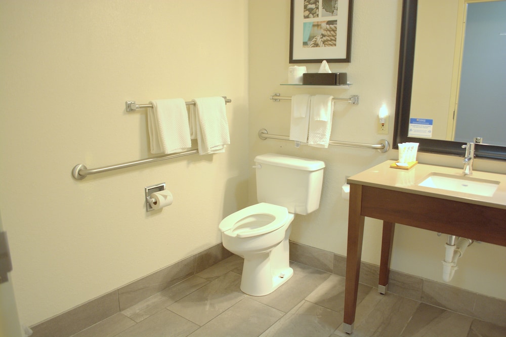 Country Inn and Suites by Radisson, Port Clinton, OH 22/24