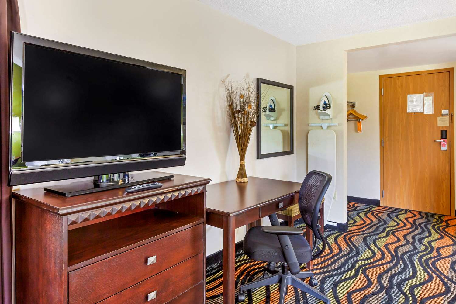 Econo Lodge Inn and Suites Oconto WI 27/30