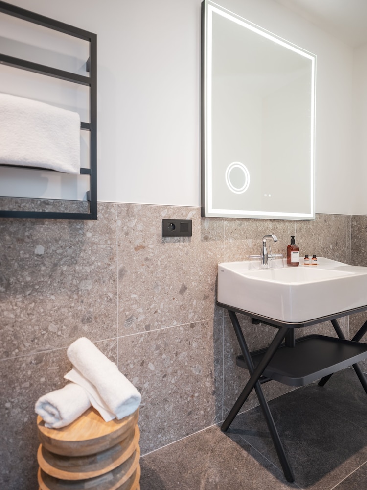 شقة بسرير كوين بشرفة بغرفة نوم واحدة مع أريكة، Maisons du Monde Hotel & Suites - Marseille Vieux Port 2/2
