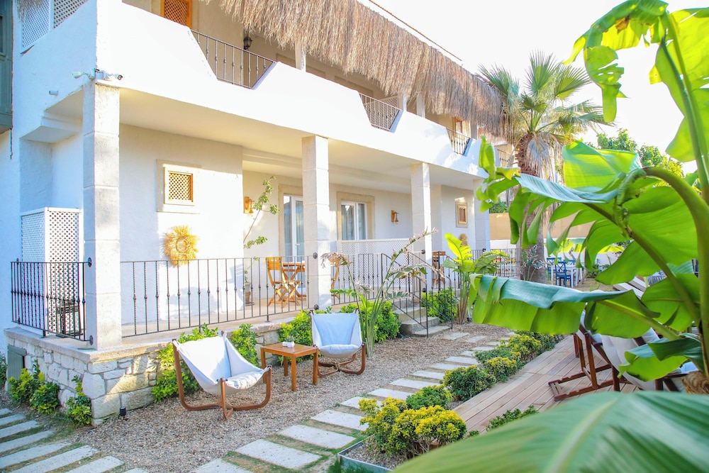 Alacati Londia Hotel 25/27