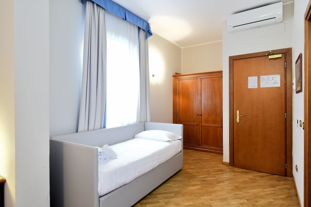 ROOM, QUADRUPLE