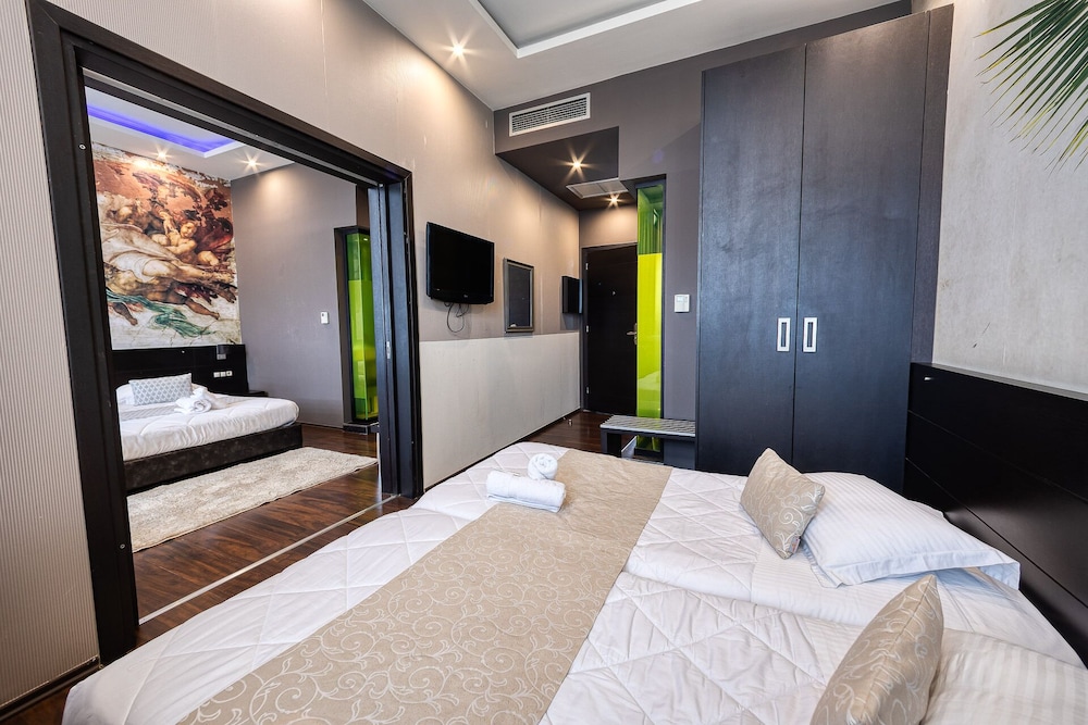 Gallery Art Hotel 23/68
