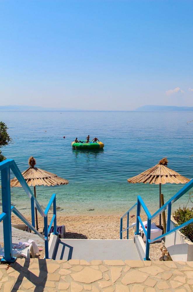 Beach Hotel Croatia 30/50