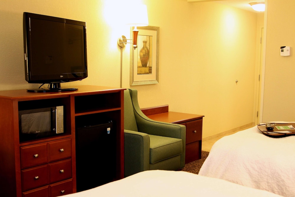 Hampton Inn Suites Paducah 17/55