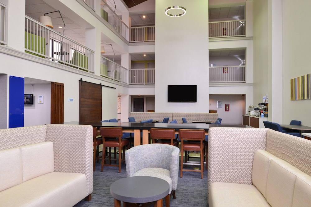 Holiday Inn Express Palm Desert 48/78