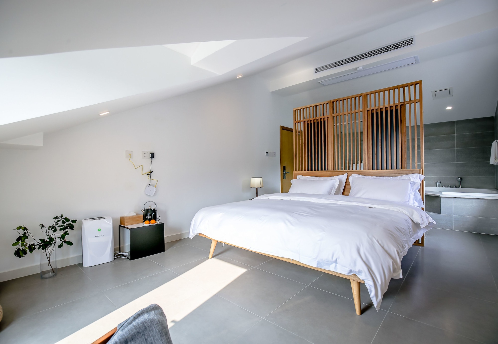 DELUXE, BALCONY, BATHTUB