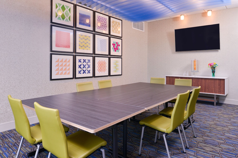 Holiday Inn Express & Suites Olathe West 38/60
