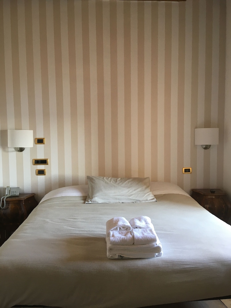 S. Martin Hotel 9/50