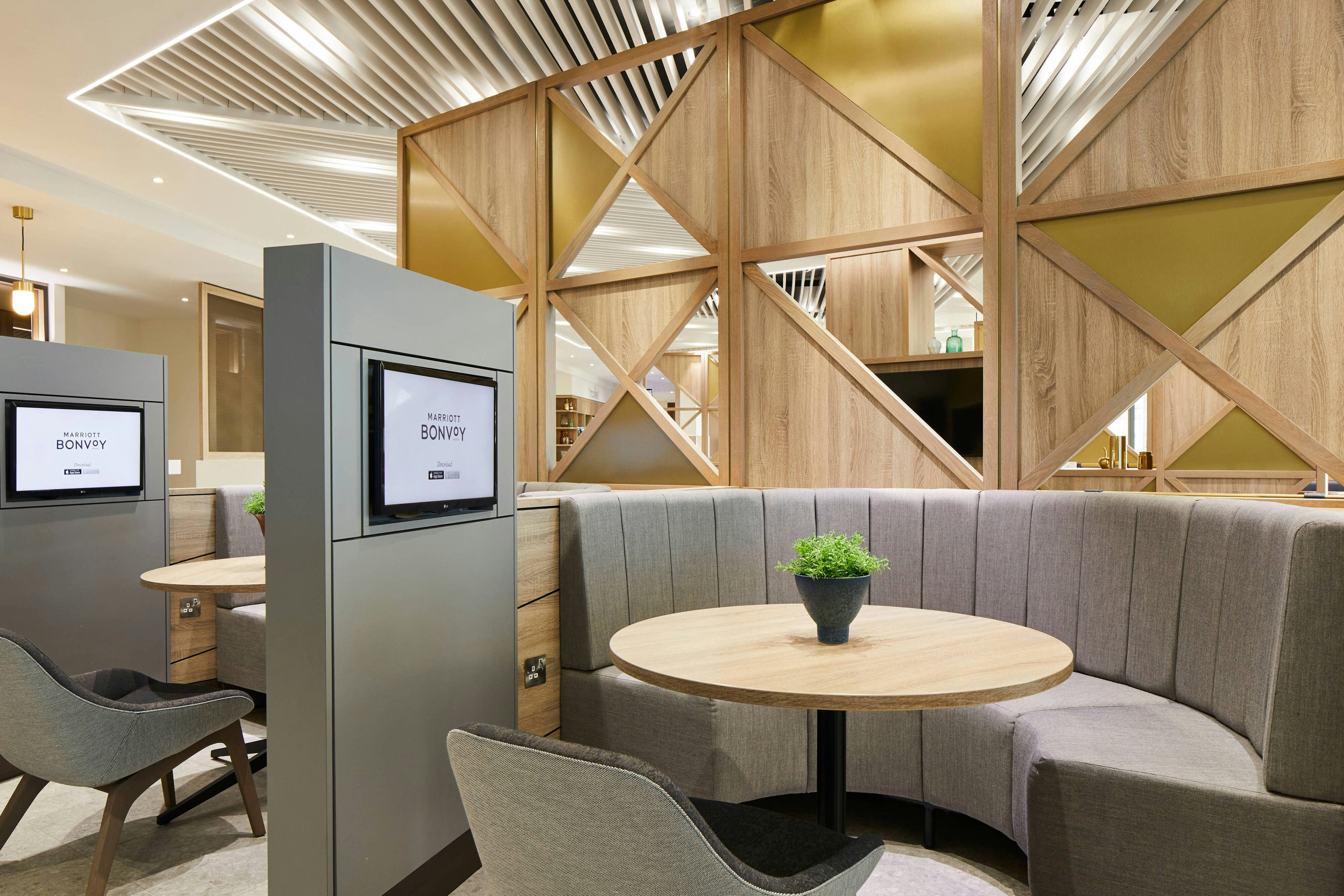 Courtyard by Marriott London City Airport 13/18