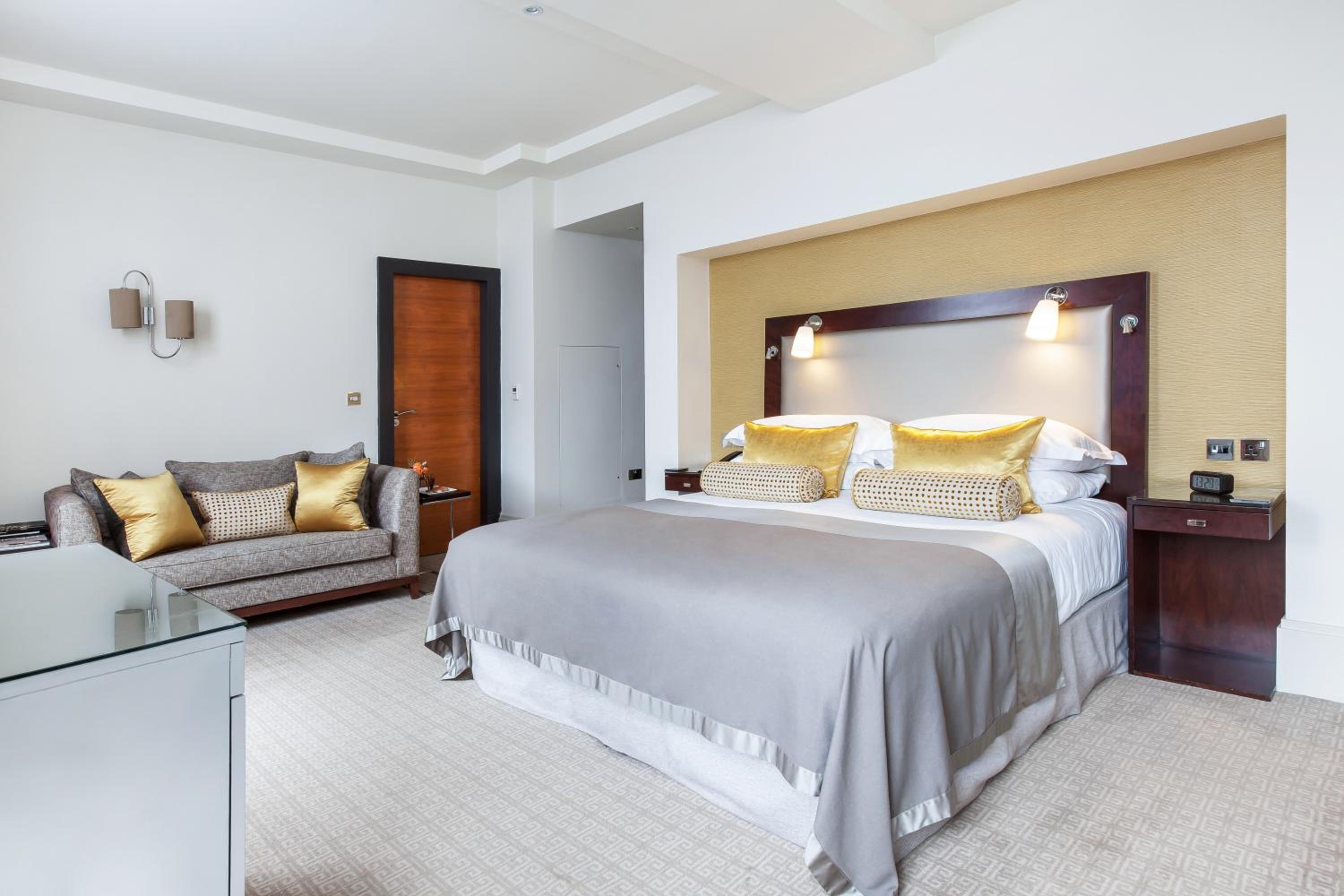Kings, Junior Suite, Queen Bed