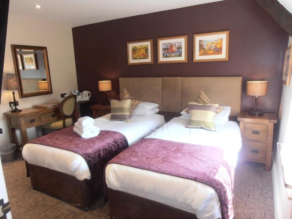 SUPERIOR, TWIN BEDS, BATHTUB