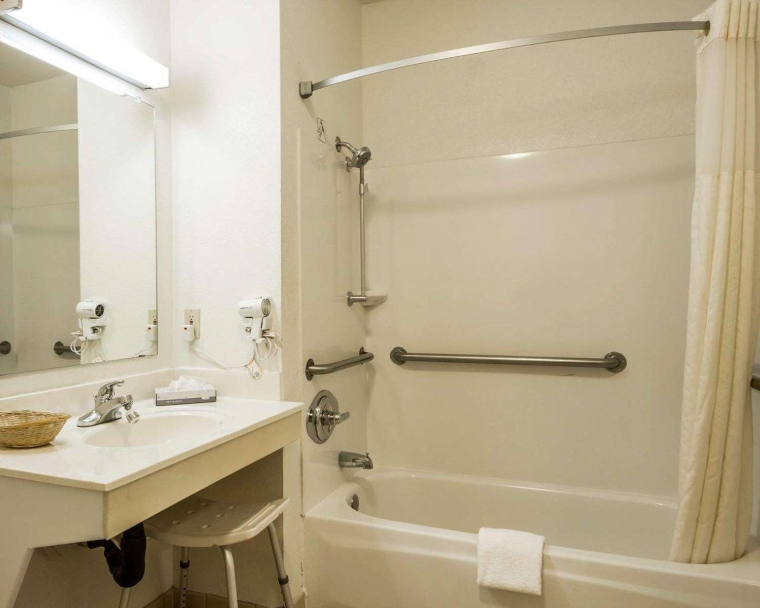 غرفة بسرير كينج لذوي الإعاقة، Rodeway Inn Watsonville 4/4