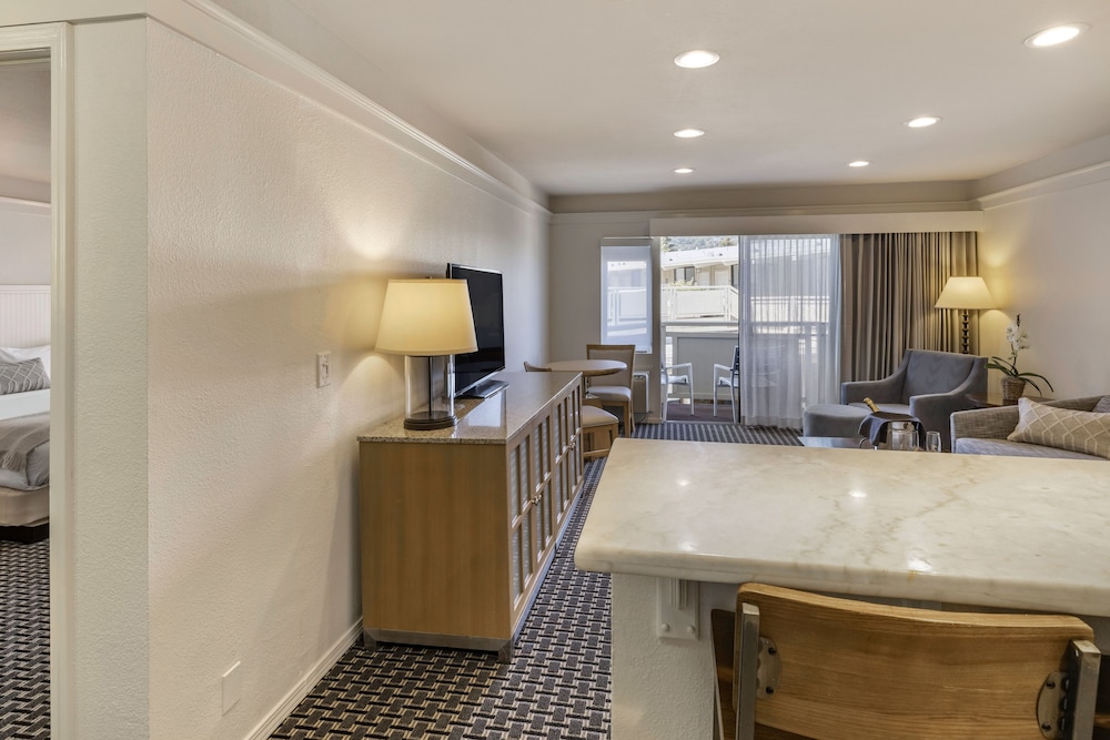 The Lodge At Tiburon 38/66