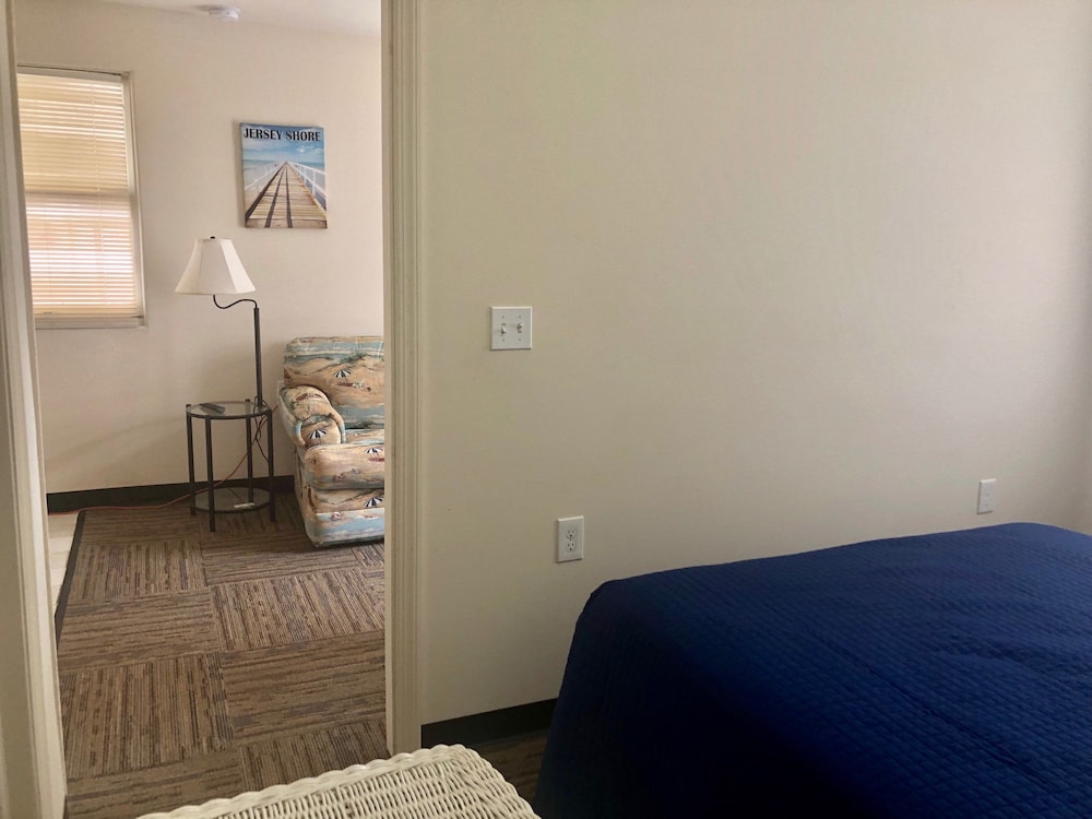 Thunderbird Motel 14/36