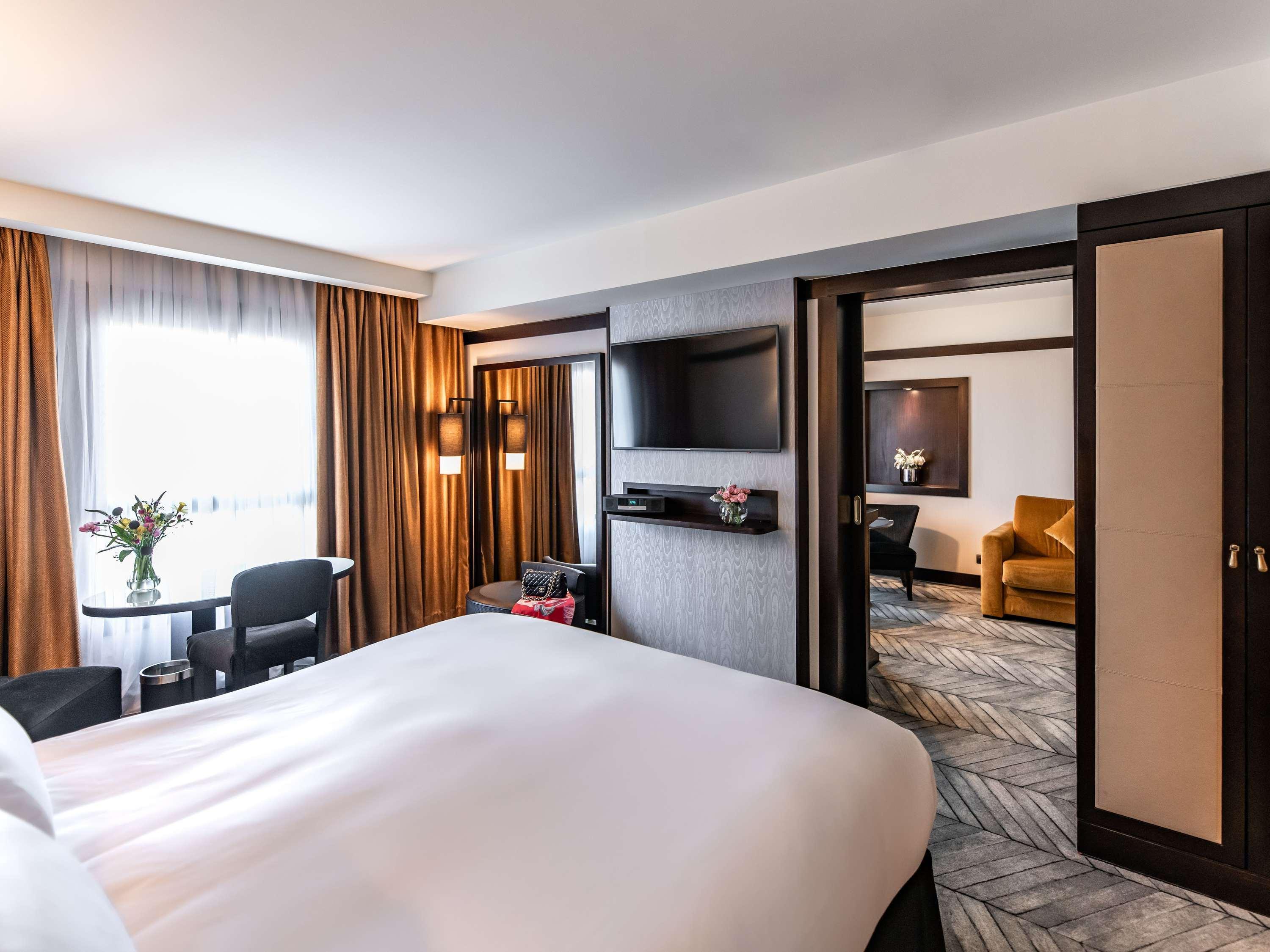 JUNIOR SUITE, KING BED, SOFA, LIVING AREA