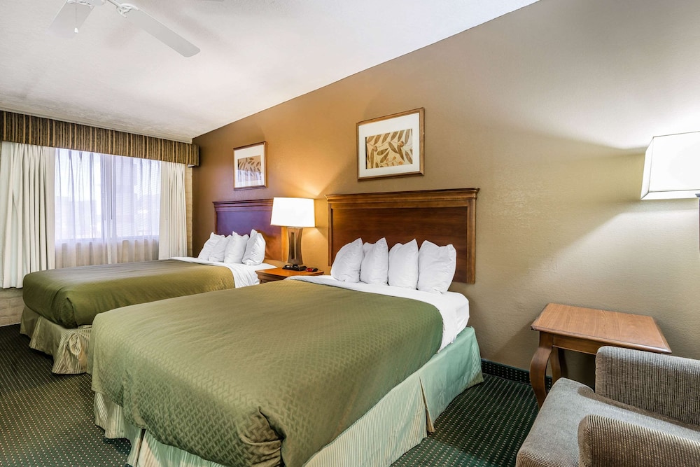 غرفة قياسية بسريرين كوين