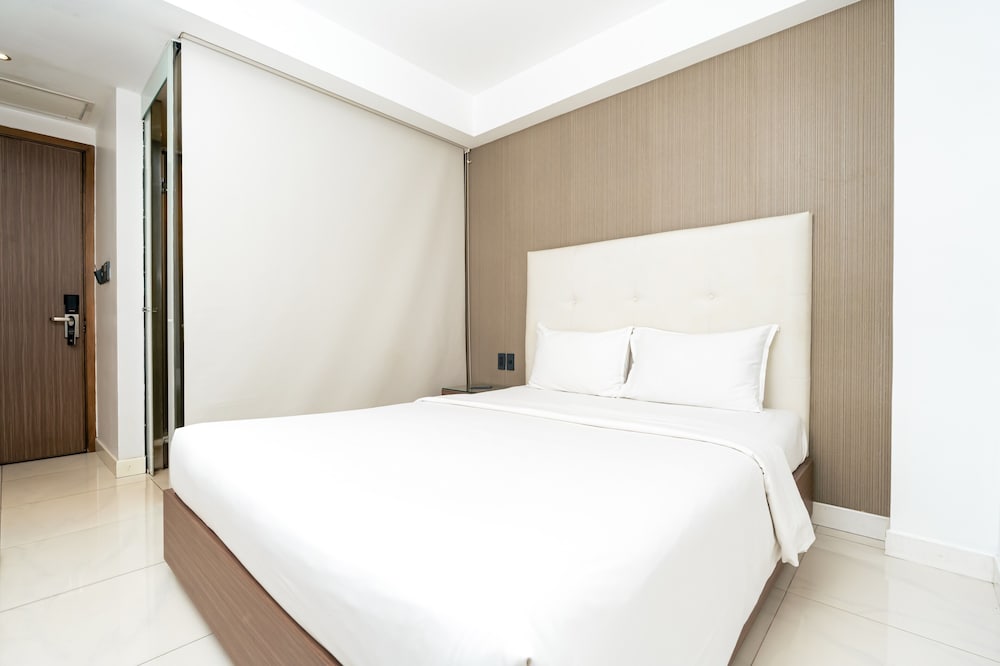 Deluxe, Queen Bed, No Window
