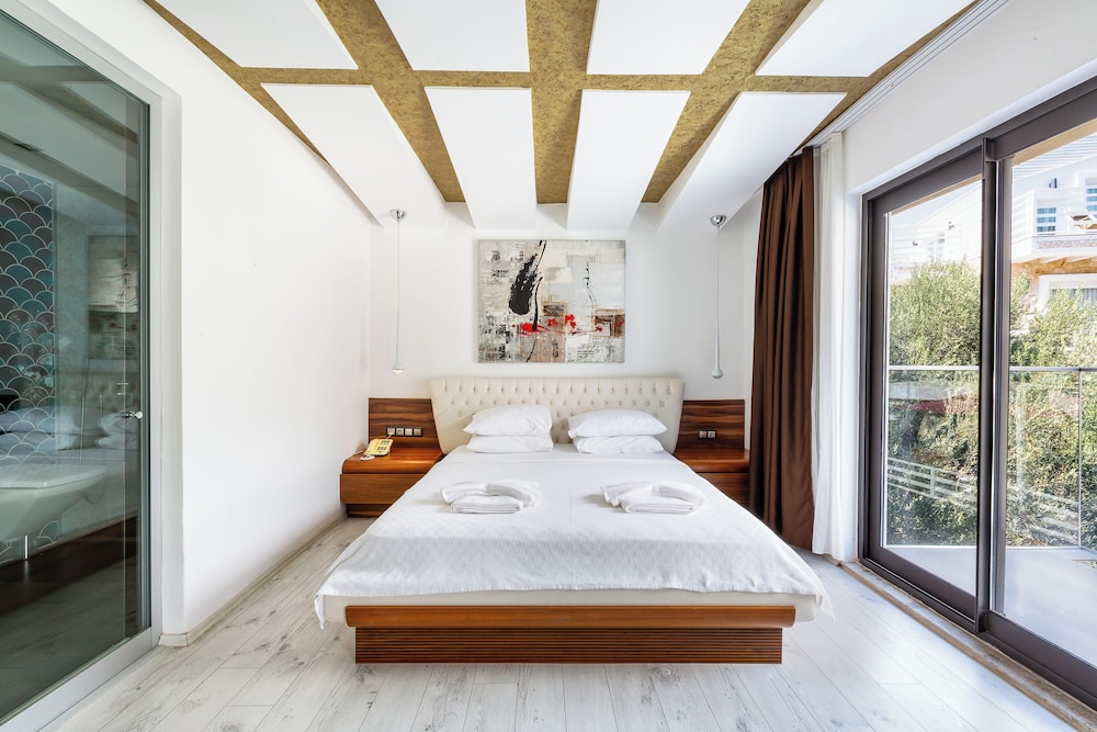 Deluxe, Double Bed, Partial Sea View