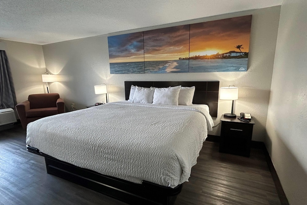 Days Inn By Wyndham Savannah Airport 7/19