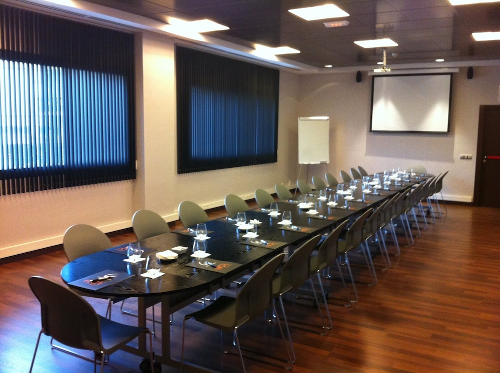 Hotel Tach Madrid Airport 53/59