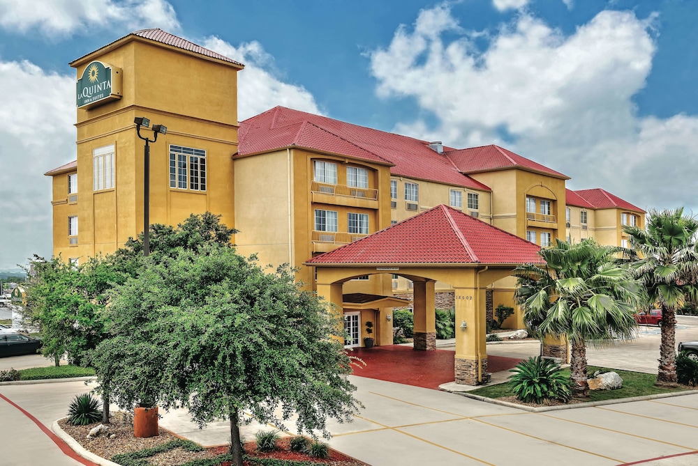 La Quinta Inn & Suites San Antonio North Stone Oak image