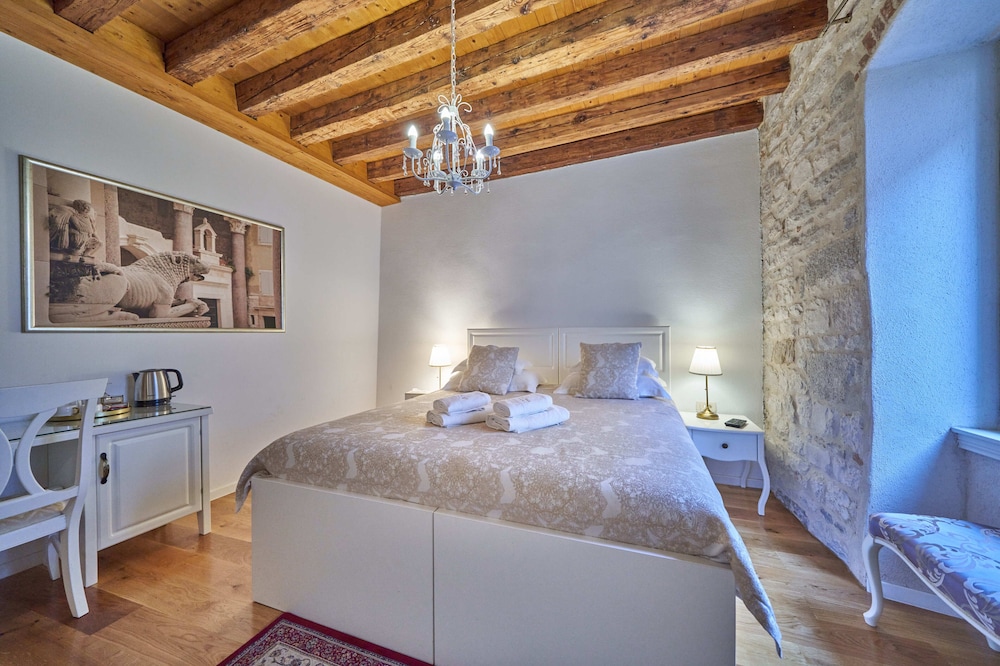 DELUXE, DOUBLE OR TWIN BED, ANNEX