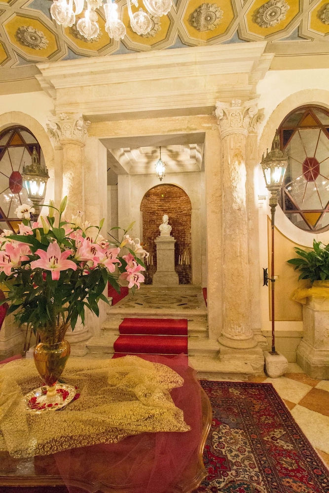 Hotel Palazzo Abadessa 8/50