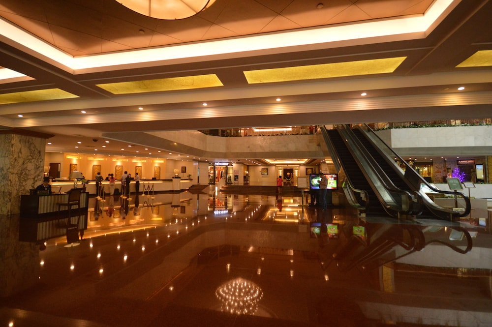 Guangdong Hotel (Sun Yat-sen Memorial Hall Station) 59/73