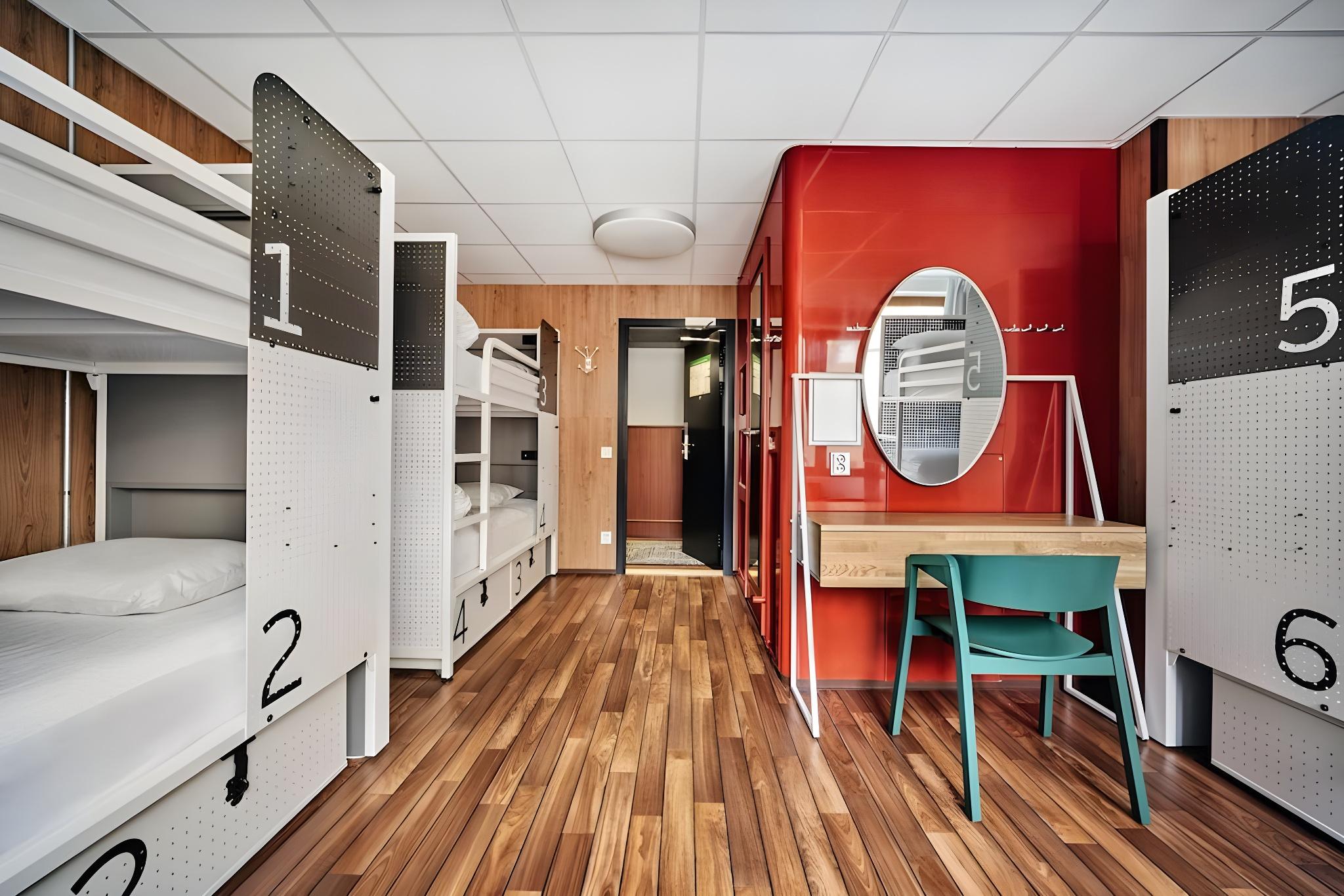Room, 6 Beds