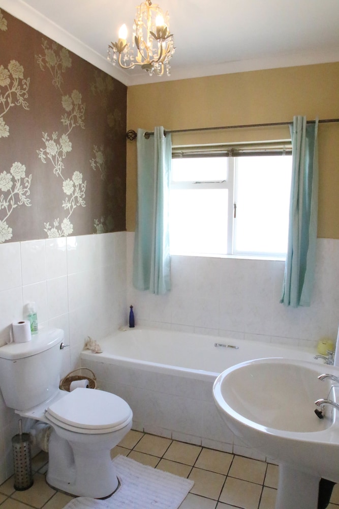 Dolphin Inn Guest House 2/74
