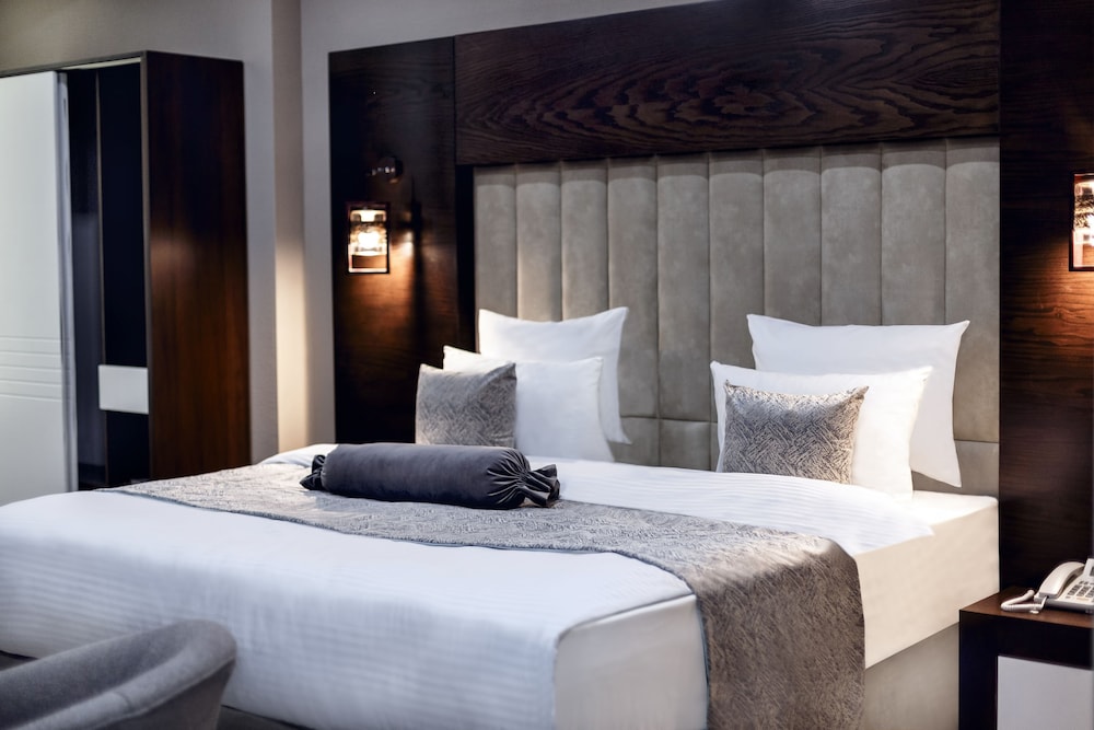 DELUXE, DOUBLE OR TWIN BED