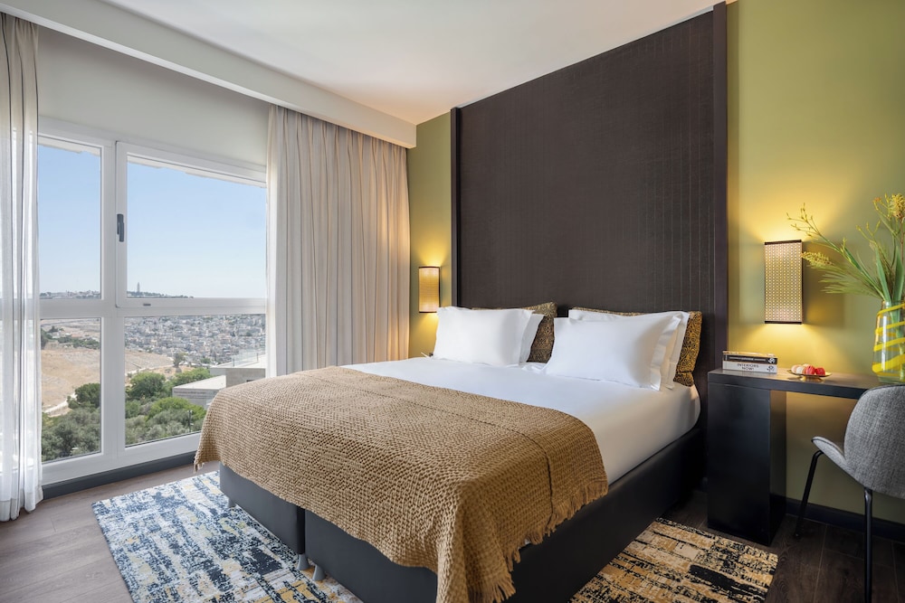 TOP, DELUXE, OLD CITY VIEW
