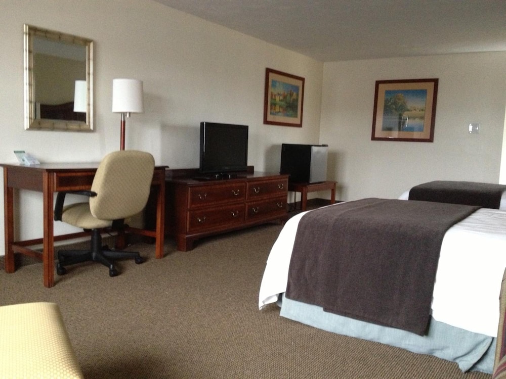 Holiday Hill Inn & Suites 32/61